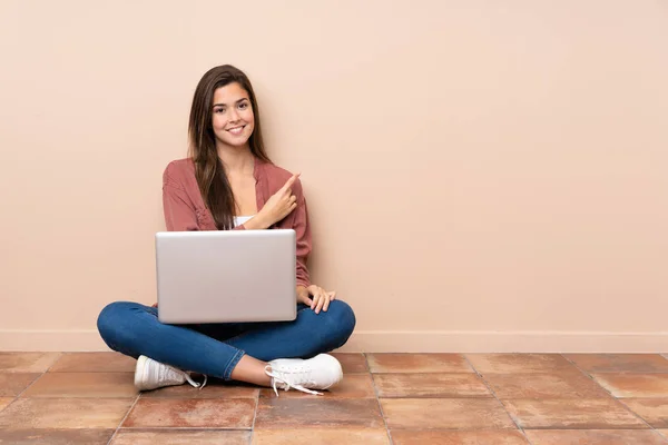 Adolescente Estudiante Chica Sentada Suelo Con Ordenador Portátil Que Apunta — Foto de Stock