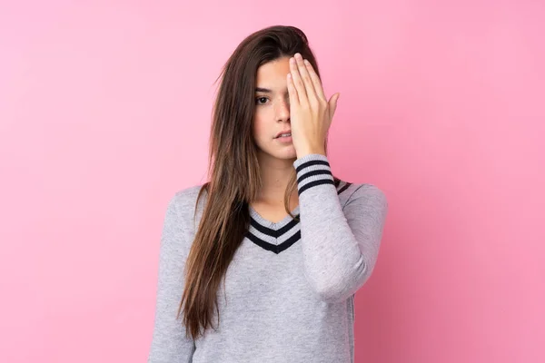 Menina Adolescente Sobre Isolado Fundo Rosa Cobrindo Olho Mão — Fotografia de Stock