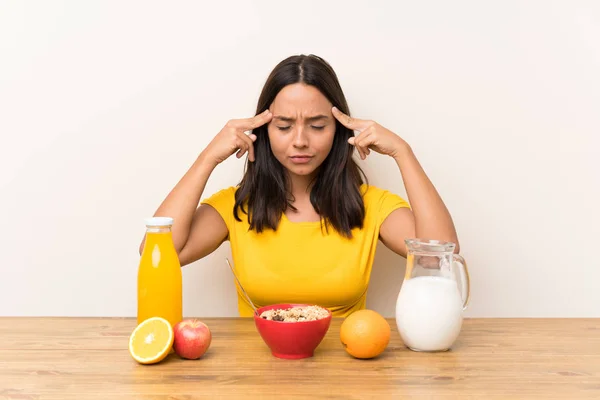 Junge Brünette Mädchen Beim Frühstück Milch Unglücklich Und Frustriert Über — Stockfoto