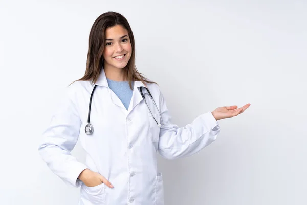 Adolescente Chica Sobre Aislado Blanco Fondo Usando Vestido Médico Presentación — Foto de Stock