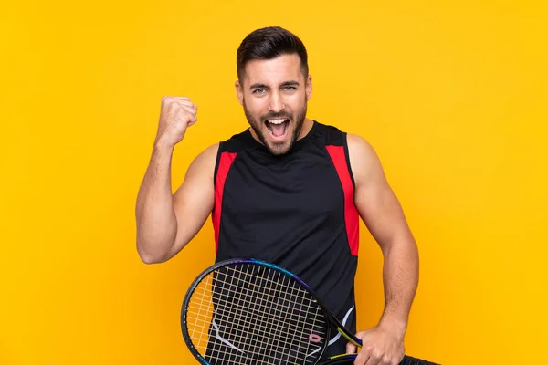 Παίκτης Του Τένις Πάνω Από Απομονωμένο Κίτρινο Τοίχο Γιορτάζει Μια — Φωτογραφία Αρχείου