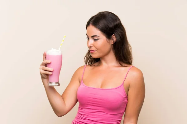 Ung Kvinna Med Jordgubbs Milkshake — Stockfoto