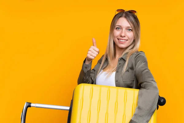 Jovem Loira Sobre Fundo Amarelo Isolado Férias Com Mala Viagem — Fotografia de Stock