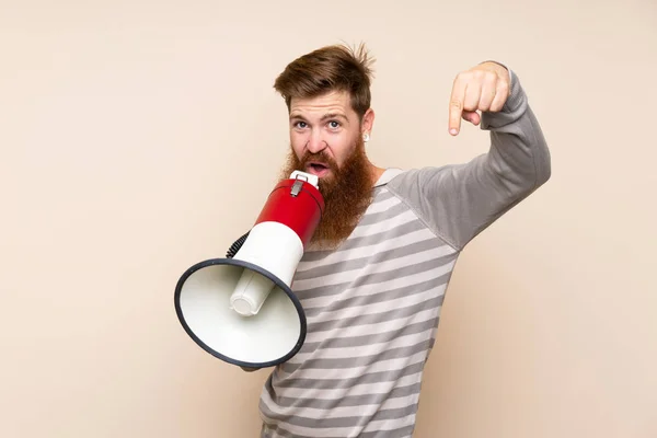 Rousse Homme Longue Barbe Sur Fond Isolé Criant Travers Mégaphone — Photo