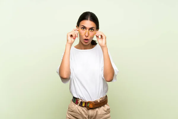 Giovane Donna Sfondo Verde Isolato Con Occhiali — Foto Stock