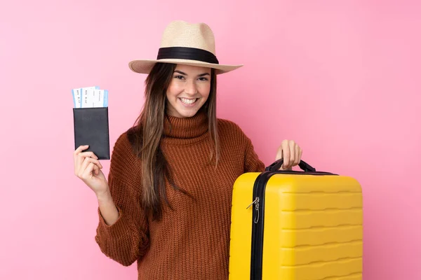 Ragazza Adolescente Sfondo Rosa Isolato Vacanza Con Valigia Passaporto — Foto Stock