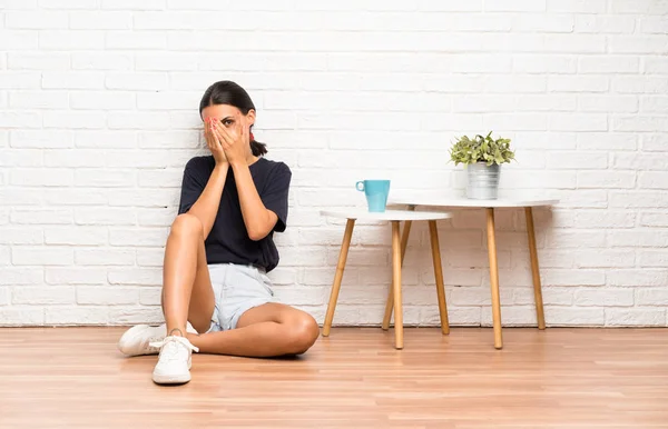 Jeune Femme Assise Sur Sol Couvrant Les Yeux Regardant Travers — Photo