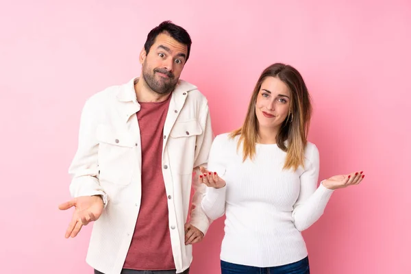 Casal Dia Dos Namorados Sobre Fundo Rosa Isolado Infeliz Frustrado — Fotografia de Stock