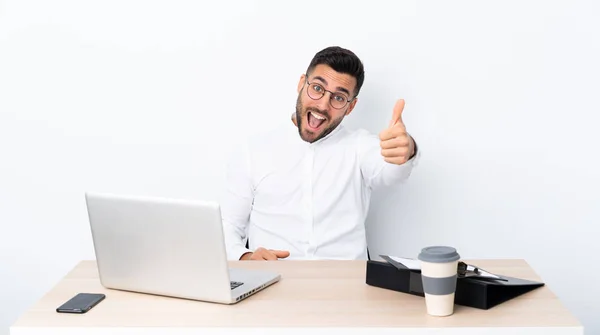 Jovem Empresário Local Trabalho Com Polegares Para Cima Porque Algo — Fotografia de Stock