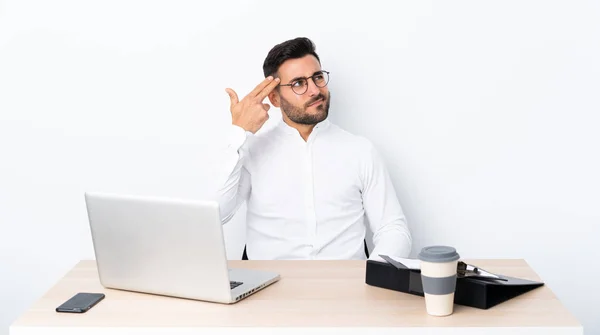 Jovem Empresário Num Local Trabalho Com Problemas Fazer Gestos Suicidas — Fotografia de Stock