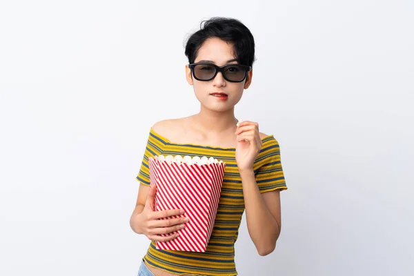 年轻的亚洲女孩戴着3D眼镜 手里拿着一大桶爆米花 — 图库照片
