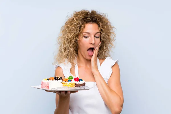 Junge Blonde Frau Mit Lockigem Haar Hält Viele Verschiedene Mini — Stockfoto