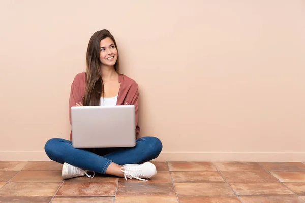 Adolescente Estudiante Chica Sentada Suelo Con Ordenador Portátil Mirando Hacia — Foto de Stock