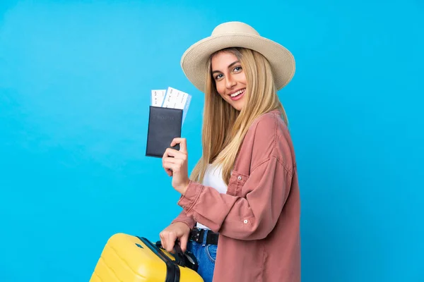 Jonge Uruguayaanse Vrouw Geïsoleerde Blauwe Achtergrond Vakantie Met Koffer Paspoort — Stockfoto