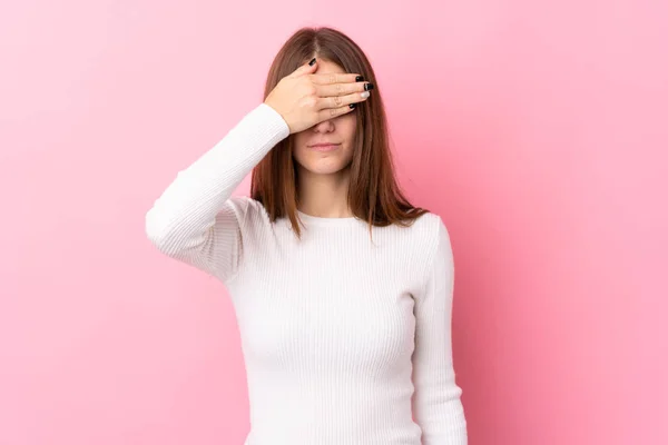 Ung Kvinna Över Isolerad Rosa Bakgrund Täcker Ögon Med Händer — Stockfoto