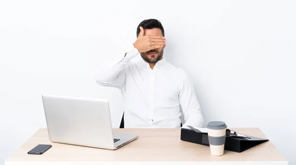 Jungunternehmer Einem Arbeitsplatz Der Die Augen Mit Den Händen Verdeckt — Stockfoto