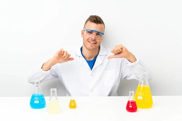 Junge Wissenschaftlerin Mit Viel Laborflasche Stolz Und Selbstzufrieden — Stockfoto