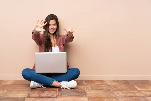 Adolescente Estudiante Chica Sentada Suelo Con Una Computadora Portátil Contando — Foto de Stock