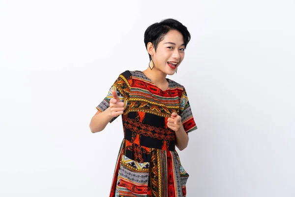 Zole Edilmiş Beyaz Arka Planı Olan Renkli Elbiseli Genç Asyalı — Stok fotoğraf