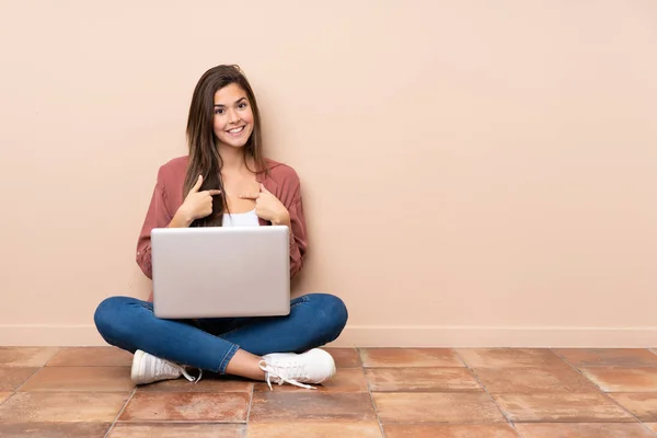 Teenager Student Girl Sitting Floor Laptop Surprise Facial Expression — ストック写真