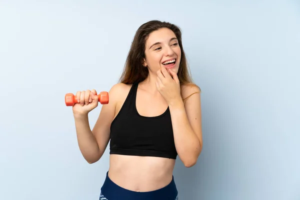 Mujer Deportiva Joven Con Levantamiento Pesas Sobre Fondo Azul Aislado —  Fotos de Stock