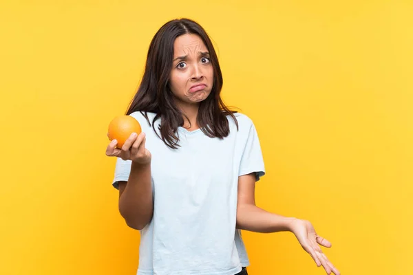 Junge Brünette Frau Mit Einer Orangefarbenen Geste Des Zweifelns Während — Stockfoto