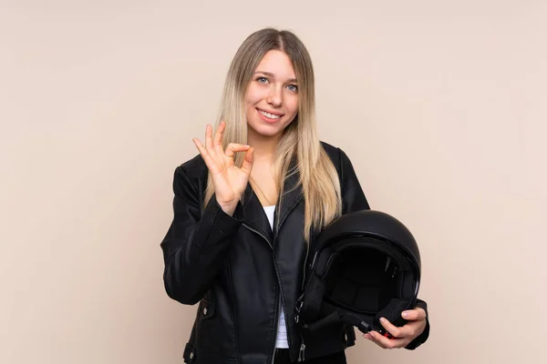 Motosiklet Kasklı Genç Sarışın Kadın Izole Edilmiş Arka Planda Parmaklarıyla — Stok fotoğraf