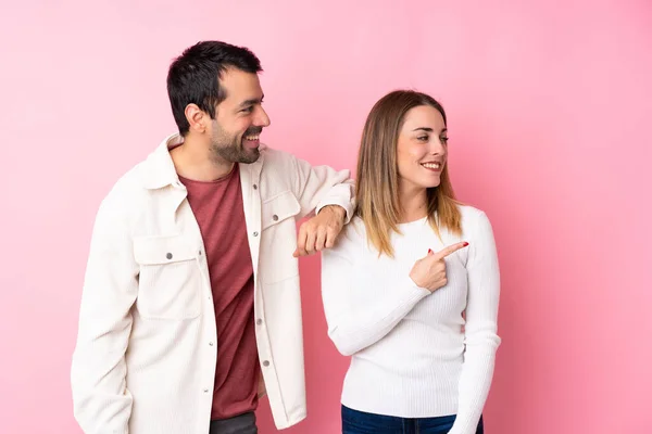 Coppia San Valentino Sfondo Rosa Isolato Che Punta Verso Lato — Foto Stock