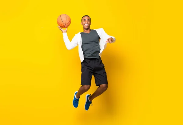 Afro Amerikan Basketboloyuncusu Adam Izole Sarı Arka Plan Üzerinde — Stok fotoğraf