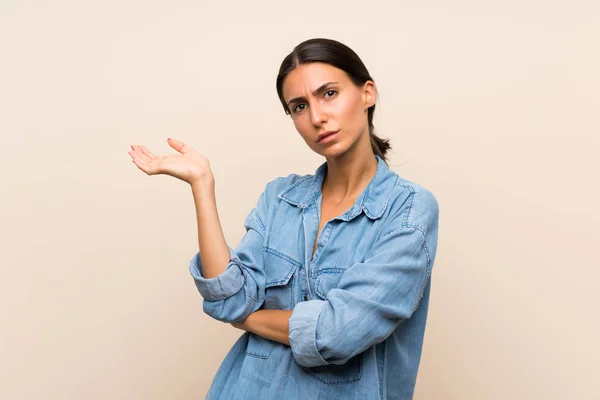 Giovane Donna Sfondo Isolato Infelice Non Capire Qualcosa — Foto Stock