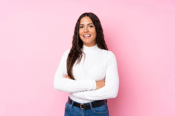 Jovem Sobre Fundo Rosa Isolado Mantendo Braços Cruzados Posição Frontal — Fotografia de Stock