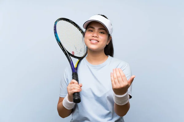Genç Asyalı Kız Tenis Oynuyor Eli Ile Gelmesi Için Davet — Stok fotoğraf