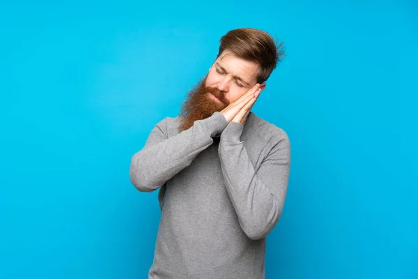 Redhead Man Long Beard Isolated Blue Background Making Sleep Gesture — Stock Photo, Image