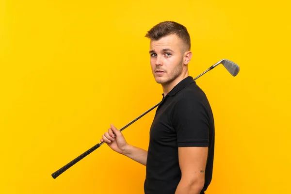 Παίκτης παίκτη του γκολφ πάνω από απομονωμένο κίτρινο φόντο — Φωτογραφία Αρχείου