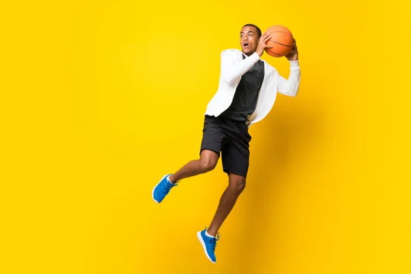 Afro Americano Jogador Basquete Homem Sobre Fundo Amarelo Isolado — Fotografia de Stock