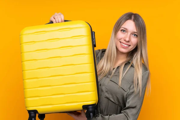 Fiatal Szőke Izolált Sárga Háttér Nyaralás Utazási Bőrönd — Stock Fotó