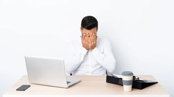 Jeune Homme Affaires Dans Lieu Travail Avec Une Expression Fatiguée — Photo