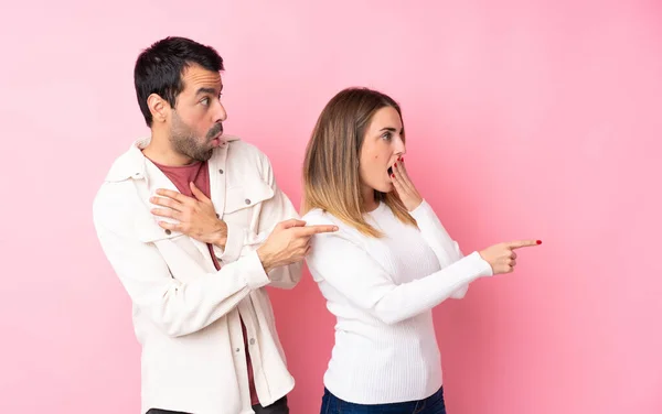 Pareja San Valentín Sobre Fondo Rosa Aislado Señalando Dedo Hacia — Foto de Stock