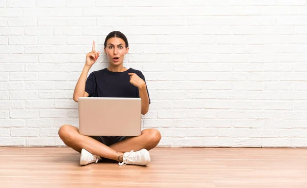 Νεαρή Γυναίκα Φορητό Υπολογιστή Που Κάθεται Στο Πάτωμα Έκφραση Έκπληξη — Φωτογραφία Αρχείου