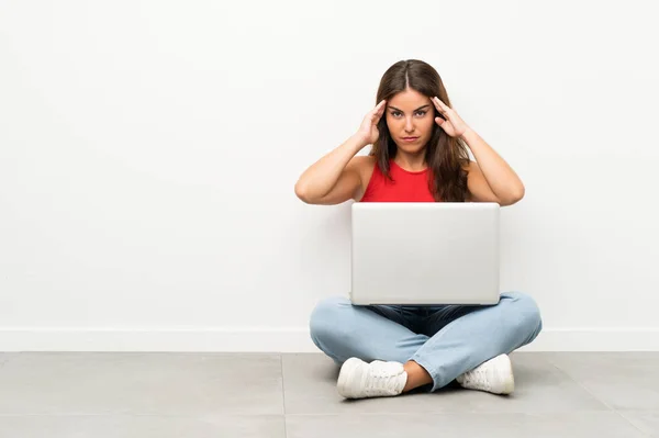 Femeie Tânără Laptop Care Stă Podea Nefericită Frustrată Ceva Expresie — Fotografie, imagine de stoc