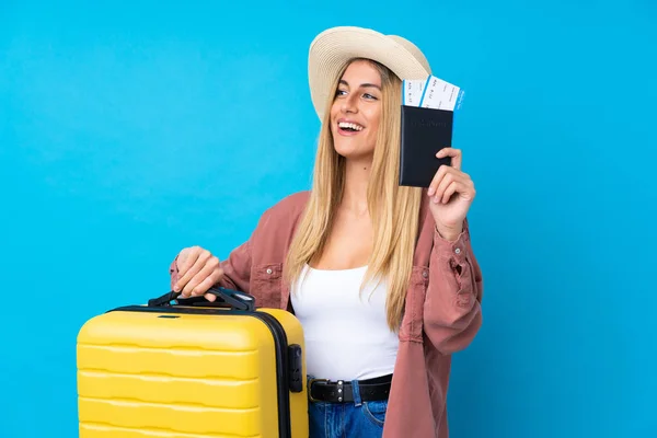 Jonge Uruguayaanse Vrouw Geïsoleerde Blauwe Achtergrond Vakantie Met Koffer Paspoort — Stockfoto
