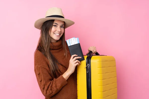 Adolescente Chica Sobre Aislado Rosa Fondo Vacaciones Con Maleta Pasaporte — Foto de Stock