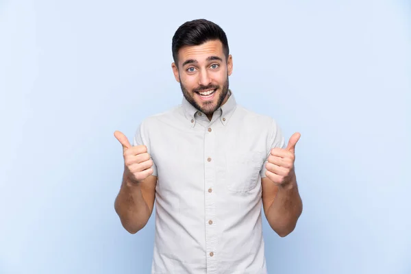 Jeune Homme Beau Avec Barbe Sur Fond Bleu Isolé Donnant — Photo