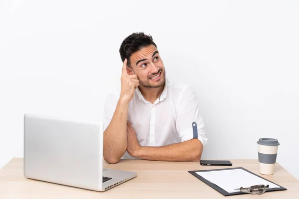 Ung Affärsman Med Mobiltelefon Arbetsplats Med Tvivel Och Förvirrande Ansiktsuttryck — Stockfoto