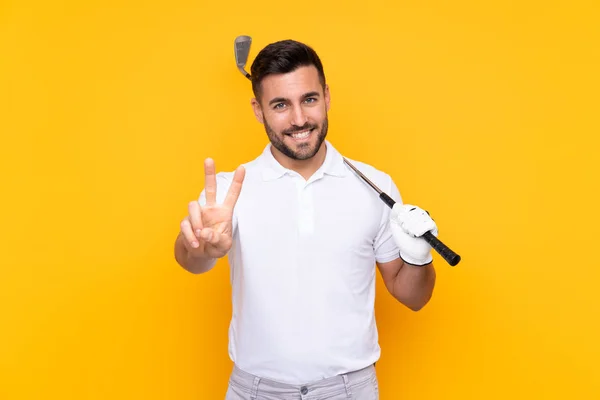 Giocatore Golf Uomo Sfondo Giallo Isolato Sorridente Mostrando Segno Vittoria — Foto Stock