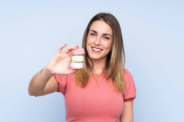 Junge Blonde Frau Über Isoliertem Blauem Hintergrund Mit Bunten Französischen — Stockfoto