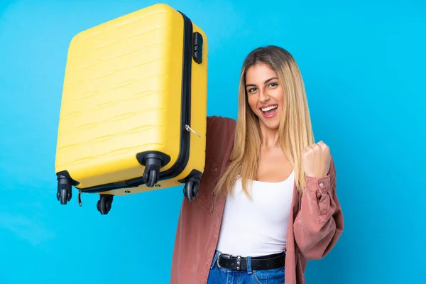 Mujer Uruguaya Joven Sobre Fondo Azul Aislado Vacaciones Con Maleta —  Fotos de Stock