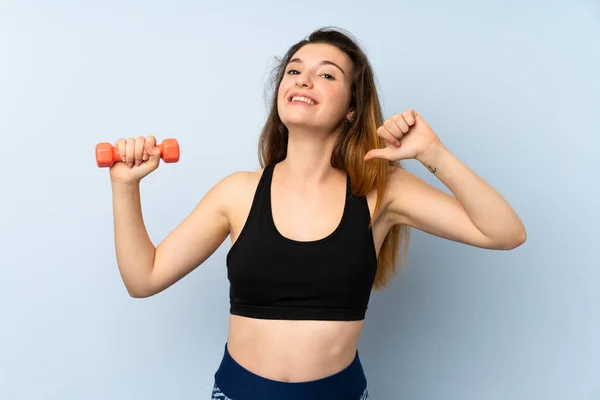 Jovem Mulher Esporte Com Levantamento Peso Sobre Fundo Azul Isolado — Fotografia de Stock