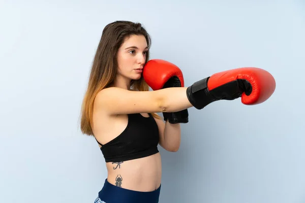Junge brünette Mädchen mit Boxhandschuhen über isoliertem Hintergrund — Stockfoto