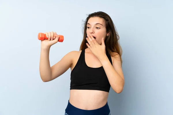 Young Sport Woman Weightlifting Isolated Blue Background Surprise Shocked Facial — 스톡 사진